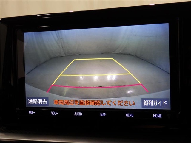 バックモニターも装備しております。バックギアに入れるとナビ画面に車の後方が映し出されます。これで後方確認も安心！
