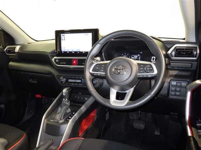 運転の際、常に目にする部分だけにシックで飽きのこないデザインが良いですね。