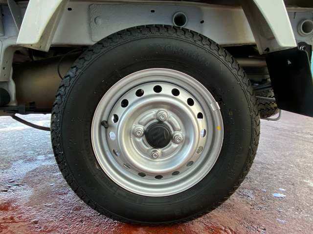 タイヤには充分な溝が残っています。