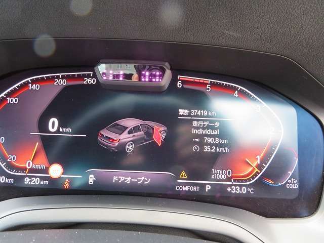 ◆インスツルメント・パネルのエレガントなデザインは、BMW特有の水平ラインで構成され、室内空間に端正な印象をもたらします。人間工学に基づいてレイアウトされた重要な操作系統は、直観的な操作が可能です◆