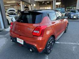 弊社は自社認証工場を完備しており、板金塗装、整備点検等、国家資格を持った整備士が一台、一台、丁寧に対応しております。