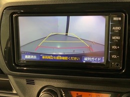 リバースギアに入れるだけで後方の表示へ切り替わります。夜間や雨の日の駐車も楽になりますよ。