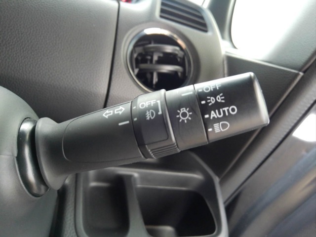 オートヘッドライト標準装備です。車外の明るさに応じて自動的にヘッドライトの点灯・消灯をしてくれます。トンネルの出入り口などで活躍してくれます。