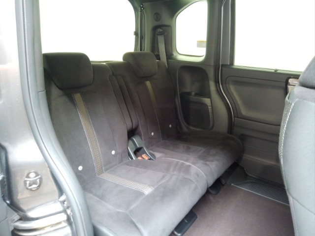 フロントベンチシートだから運転席助手席足元もゆったり広々快適です。助手席への移動も楽々です。