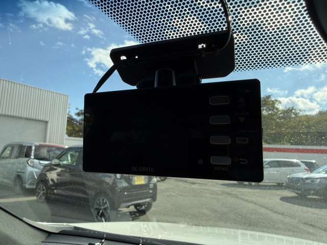 【ドライブレコーダー】安心・安全なカーライフに必須のドライブレコーダーを装備！走行中はもちろん、あおり運転や事故に遭遇した際の状況も映像で記録し、万一のリスクに備えます。