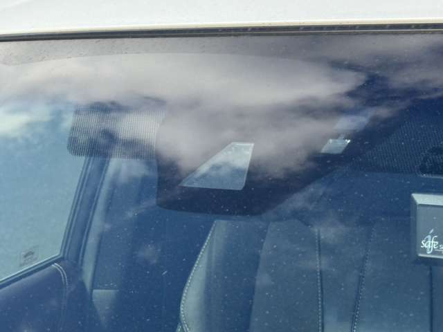 【プリクラッシュセーフティ】前方の車両等を検知し、衝突しそうな時は警報で注意を促し、ブレーキを踏む力をサポート。ブレーキを踏めなかった場合は衝突被害軽減ブレーキが作動、衝突回避をサポートします。