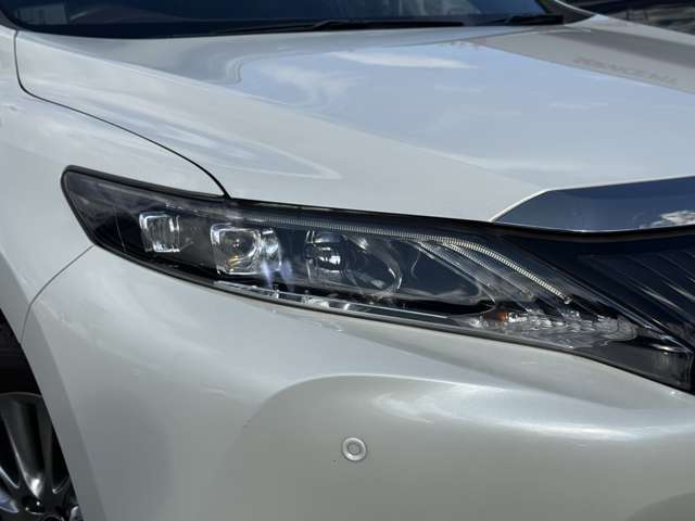 当社の展示車は、展示前に当社指定工場にて入念な点検をさせていただき、厳しいチェック項目をパスした車両のみを販売しております。当社の良質な展示車を安心してお選び下さい。