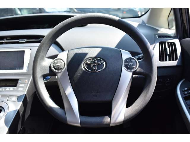 ご要望の多いお手頃なハイブリットカーのご紹介です！ワンオーナー禁煙車のお車ですので安心してお使いいただける一台ではないでしょうか！車検も令和8年3月までしっかり残った一台です！
