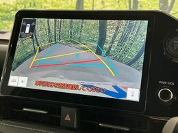【バックカメラ】駐車時に後方がリアルタイム映像で確認できます。大型商業施設や立体駐車場での駐車時や、夜間のバック時に大活躍！運転スキルに関わらず、今や必須となった装備のひとつです！
