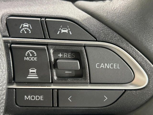 【レーダークルーズコントロール】高速道路での長距離走行が楽に！！自動で速度を保つクルーズコントロールが、衝突軽減システムと連携し、前方の車両を感知して車間を保つように速度調節してくれます！！