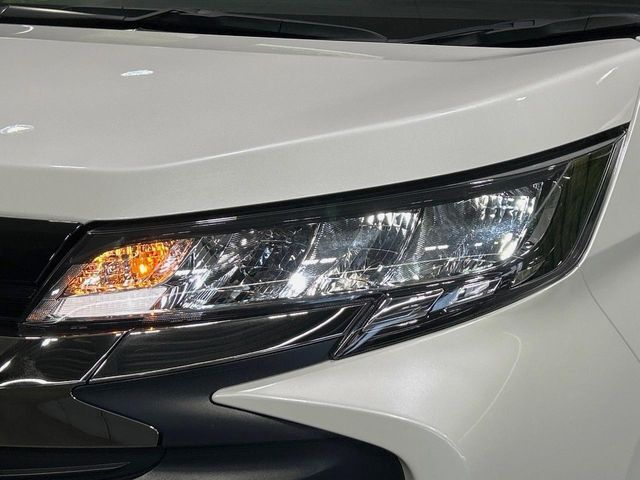 【LEDヘッドライト】悪天候や夜間走行時も良好な視界を確保し安心して運転できる高輝度LEDヘッドライトを装備！点灯速度が早く、消費電力も抑えられています。