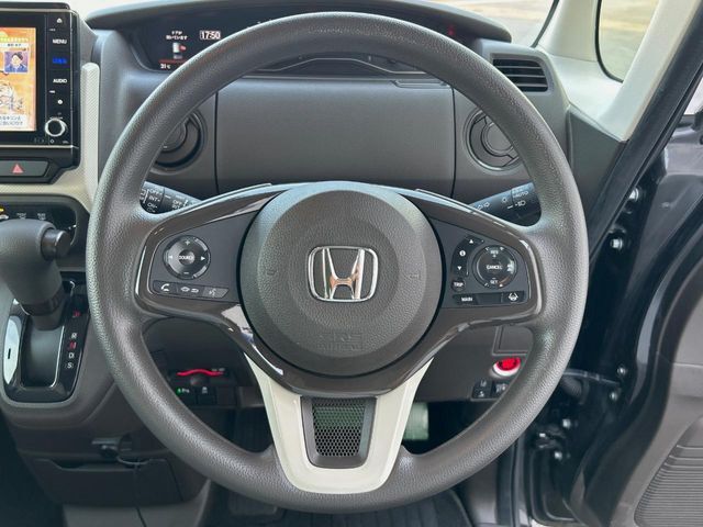 【ステアリングスイッチ】運転中、前方から目線をそらすことなく、オーディオ等の操作が可能な便利機能！安心＆快適なドライブを演出してくれます♪