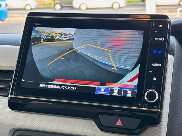 【バックカメラ】駐車時に後方がリアルタイム映像で確認できます。大型商業施設や立体駐車場での駐車時や、夜間のバック時に大活躍！運転スキルに関わらず、今や必須となった装備のひとつです！