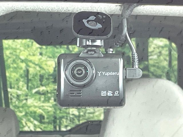 【ドライブレコーダー】安心・安全なカーライフに必須のドライブレコーダーを装備！走行中はもちろん、あおり運転や事故に遭遇した際の状況も映像で記録し、万一のリスクに備えます。