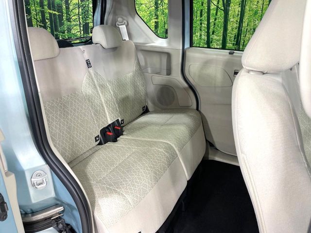 広々とした2列目シートは居住性が高く、居心地も快適！友達や家族とのお出かけにぴったりです。ベビーシートやチャイルドシート使用時も快適にお過ごしいただける十分な空間を確保しています。