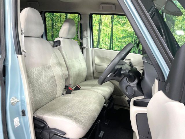 運転席まわりには十分なスペースがあり、大柄な方でもゆったり運転していただける環境です。