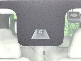 【三菱e-Assist】走行中に前方の車両等を認識し、衝突しそうな時は警報とブレーキで衝突回避と被害軽減をアシスト。より安全にドライブをお楽しみいただけます。