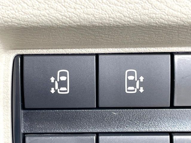 【ハンズフリー機能付き両側パワースライドドア】スライドドアの下に足先を入れてすぐ引くと、自動的にスライドドアが開閉します！荷物で両手がふさがった状態でも、ドアの開閉ができてとっても便利！