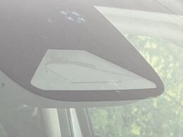 【ホンダセンシング】走行中に前方の車両等を認識し、衝突しそうな時は警報とブレーキで衝突回避と被害軽減をアシスト。より安全にドライブをお楽しみいただけます。