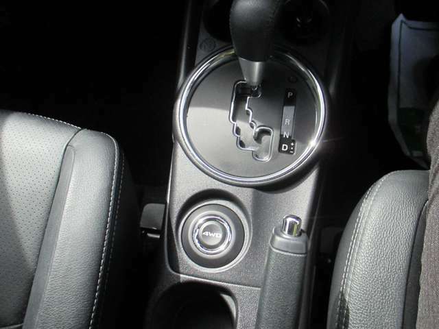 2WDと4WDの切り替えはボタン操作でできます。