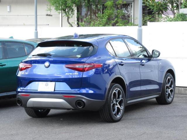 Alfa　Romeoの伝統を受け継ぐフロントから、彫りの深い造形が特徴的なサイドを通り、リアに向かって流れる流麗なシルエットです