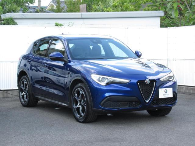 フロントグリルのトライロープ（三つ葉）がAlfa　Romeoの伝統を継承、”　走り“のDNAを受けつぐSUVであることを強調してます