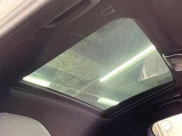 ●サンルーフ：開放感たっぷりの希少装備、サンルーフが装着されています！車内に明かりを取り入れたり景色を楽しむ以外にも、車内の空気も簡単に換気できて快適です！