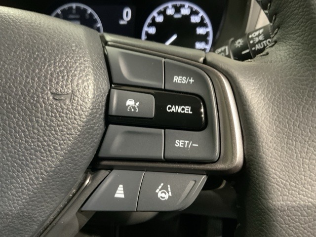 クルーズコントロールを装備しています。高速道路などで一定の速度で走ってくれるので運転が楽ですよ！速度を設定できますので、スピードの出しすぎにも注意できます。
