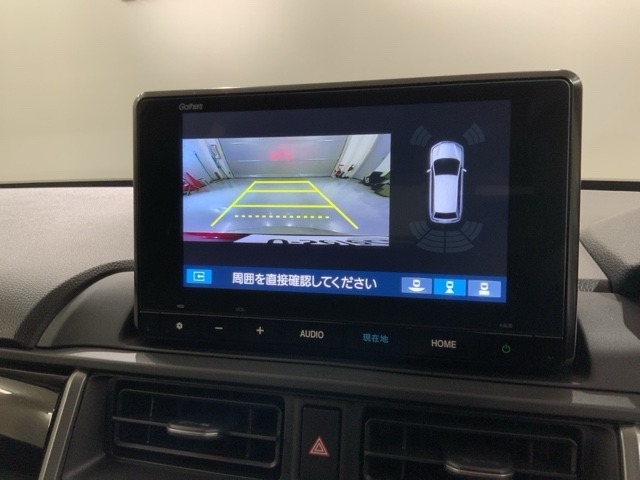 リバースギアに入れるだけで後方の表示へ切り替わります。夜間や雨の日の駐車も楽になりますよ。