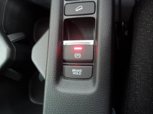 スイッチを引くだけで、パーキングブレーキが作動します♪