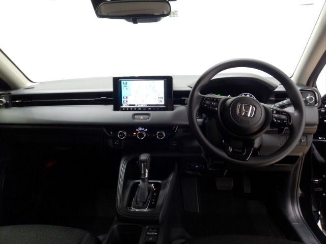 ドライバーを包み込むように、ディスプレーやスイッチ、コンソールを配置。座った瞬間から運転への期待が！空間そのものの心地よさにこだわっています。