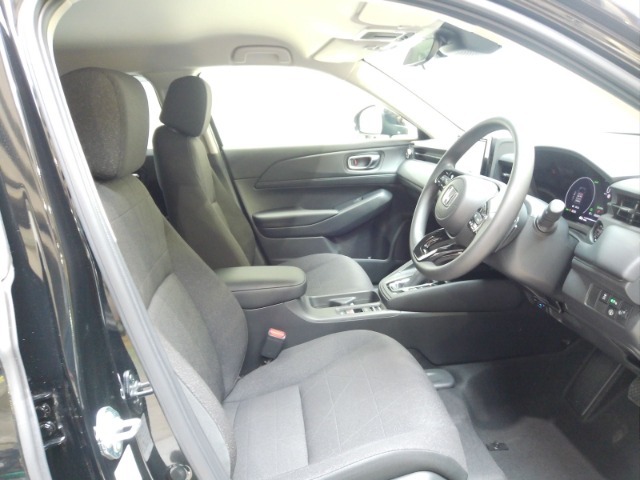 すわり心地の良い運転席・助手席です。長時間のドライブの疲れ軽減に貢献します。どうぞ快適なドライブを♪