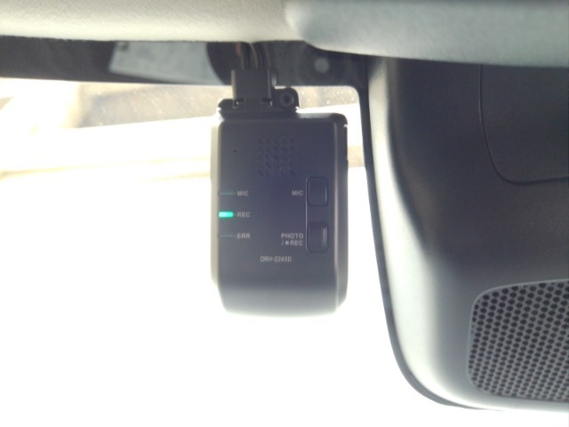 『ドライブレコーダー』動画を残すことで万が一の事態に遭遇した時の必須アイテムです！急ブレーキ・急ハンドルが起こった際、自動で記録が上書きされずに保存され、後でPC等で確認出来ます。