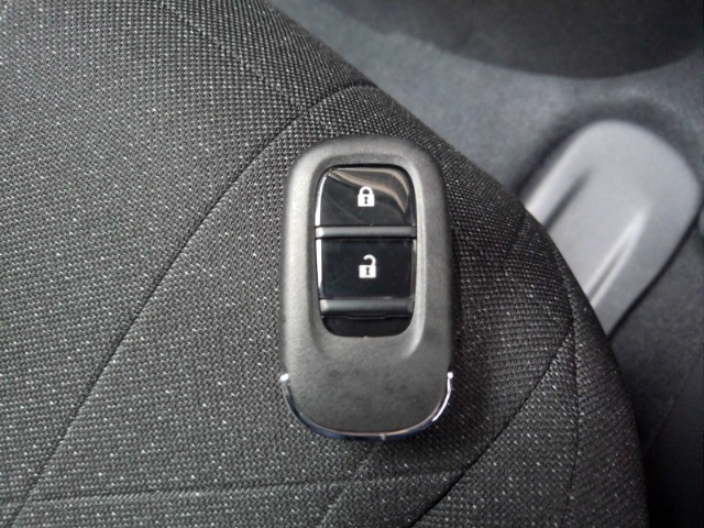 スマートキー付！キーを取り出さなくてもドアロックの施錠・開錠、エンジンの始動が出来ます！雨の日や荷物の多い日にとても便利ですね♪