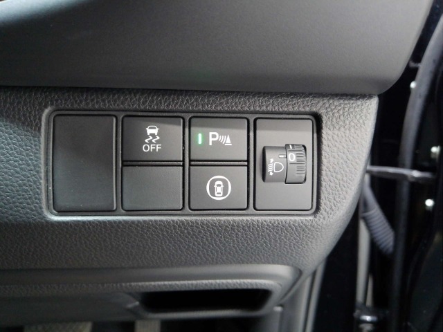 障害物との距離が近づくにつれてドライバーに警告音でお知らせするパーキングセンサー◎快適ドライブをサポートしてくれる安心装備です★★★