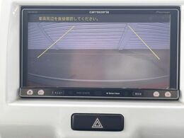 【バックカメラ】駐車時に後方がリアルタイム映像で確認できます。大型商業施設や立体駐車場での駐車時や、夜間のバック時に大活躍！運転スキルに関わらず、今や必須となった装備のひとつです！