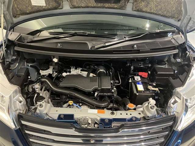 エンジンルーム普段は見えないエンジンルームですが、お手入れが大切な場所ですね。トヨタカローラ名古屋のU-Carはエンジンルームも仕上げております