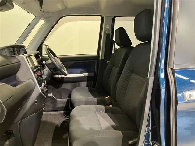 高いホールド性で運転姿勢が安定します。長距離ドライブでも疲れにくいのが魅力です。快適なドライビングライフをお送りください♪