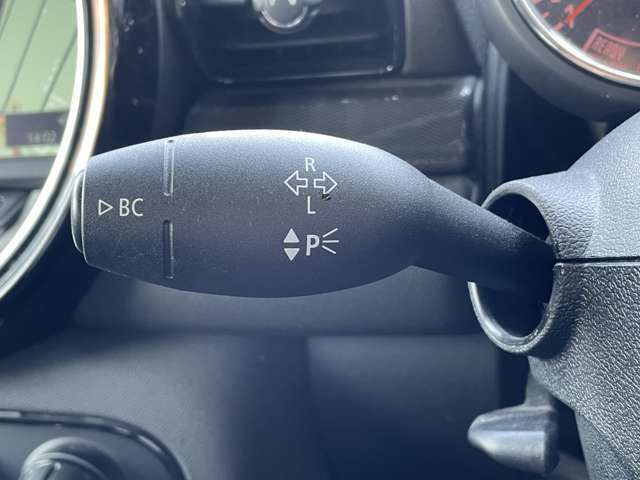 輸入車ディーラー採用のドライブレコーダーも選べます。万が一の事故際のお守りとしていかがでしょうか？その他さまざまなオプションをご用意しております。