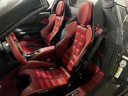 デイトナレーシングシートを彩る鮮烈なボルドー。その座席に身を委ねた瞬間、SF90 Spiderはドライバーの鼓動を加速させます。