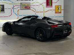 シャープなテールと躍動感あふれる造形。後ろ姿さえも美しい、それがSF90 Spiderです。