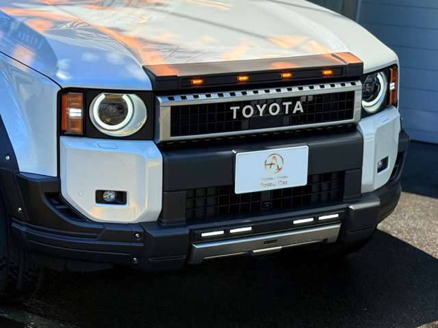 JAOSノーズフロテクター・フロントバンパーガード(LEDランプ4灯付)が装着され　JAOS スキッドプレート3が装着されます