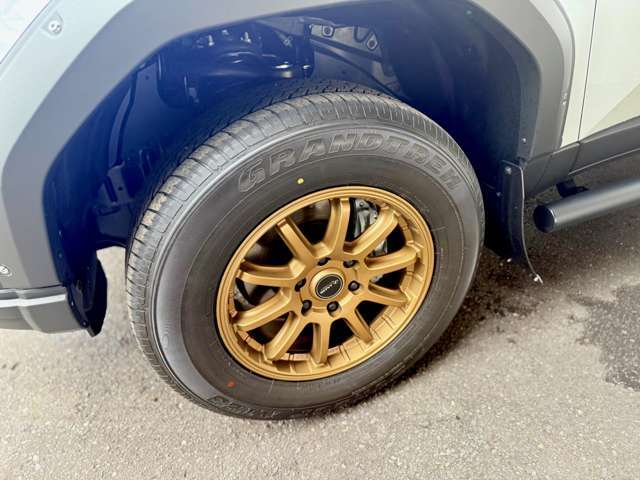 JAOS18インチアルミホイールが装備されます