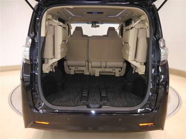 ラゲッジスペース！ワンタッチで折りたためるサードシート！