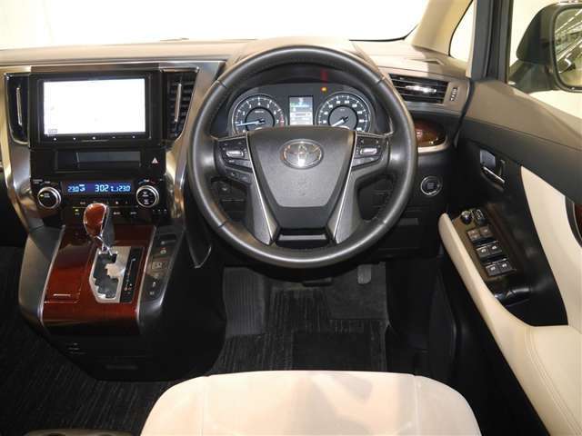 上質感あるインパネ周り！