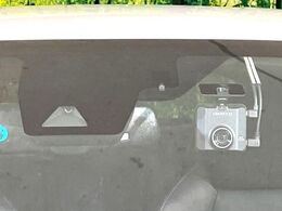 【トヨタセーフティセンス】走行中に前方の車両等を認識し、衝突しそうな時は警報とブレーキで衝突回避と被害軽減をアシスト。より安全にドライブをお楽しみいただけます。