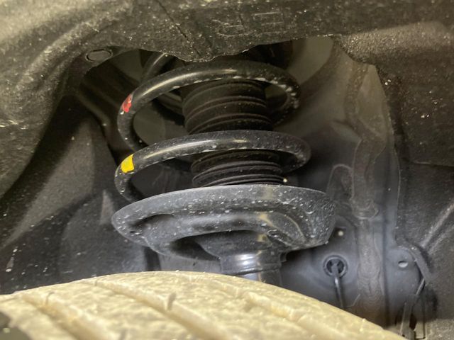 お車を安心してお乗りいただく為には、足回りの定期点検が欠かせません。サービスサポート（有償保証）では無料点検もご提供しており、安心のカーライフをお過ごしいただけるサポート体制が整っています。