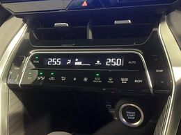 【オートエアコン】一度お好みの温度に設定すれば、車内の温度を検知し風量や温度を自動で調整。暑い…寒い…と何度もスイッチ操作をする必要はありません。快適な車内空間には必須の機能ですね♪
