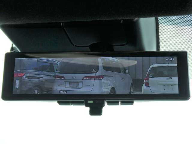 スマートルームミラー・車内の状況に関わらず、車両後方にあるカメラの映像をルームミラーに移します。