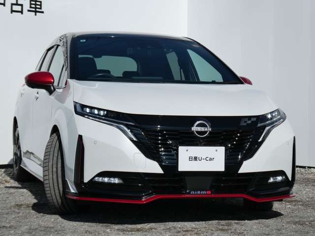 アダプティブLEDヘッドライト。フロントカメラで前方の状況を検知し対向車や先行車に眩しい思いをさせることなく必要なところだけを遠くまで照射します。